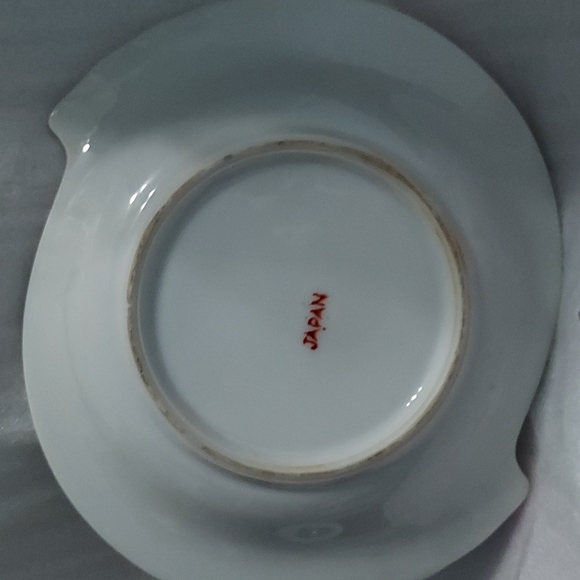 Vintage Porcelain Lusterware Floral Ashtray trimmed in Gold.6 inches Wide - Picture 2 of 7